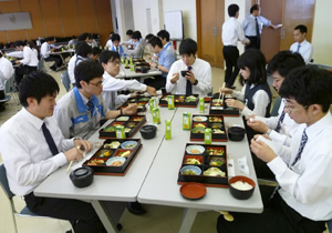 ▲新入社員研修での食育教育の様子 バランスの良い食事を実際に食べて学ぶ