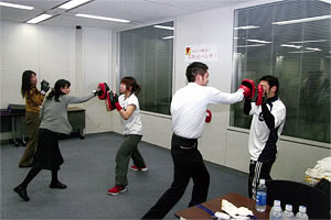 画像：ポカリスカッシュ特別版　クリスマッスル2009　ストレス解消ボクシング