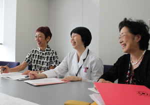 画像：CSR推進室部長の桜井さん、産業医の大原さん、人事局の佐藤さん
