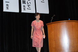 大きな拍手を浴び壇上へ登場したタレントの生稲晃子さん