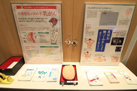 会場には乳がん模型なども設置されていました。 