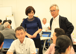 グループディスカッションを見学される生稲さんと中川先生